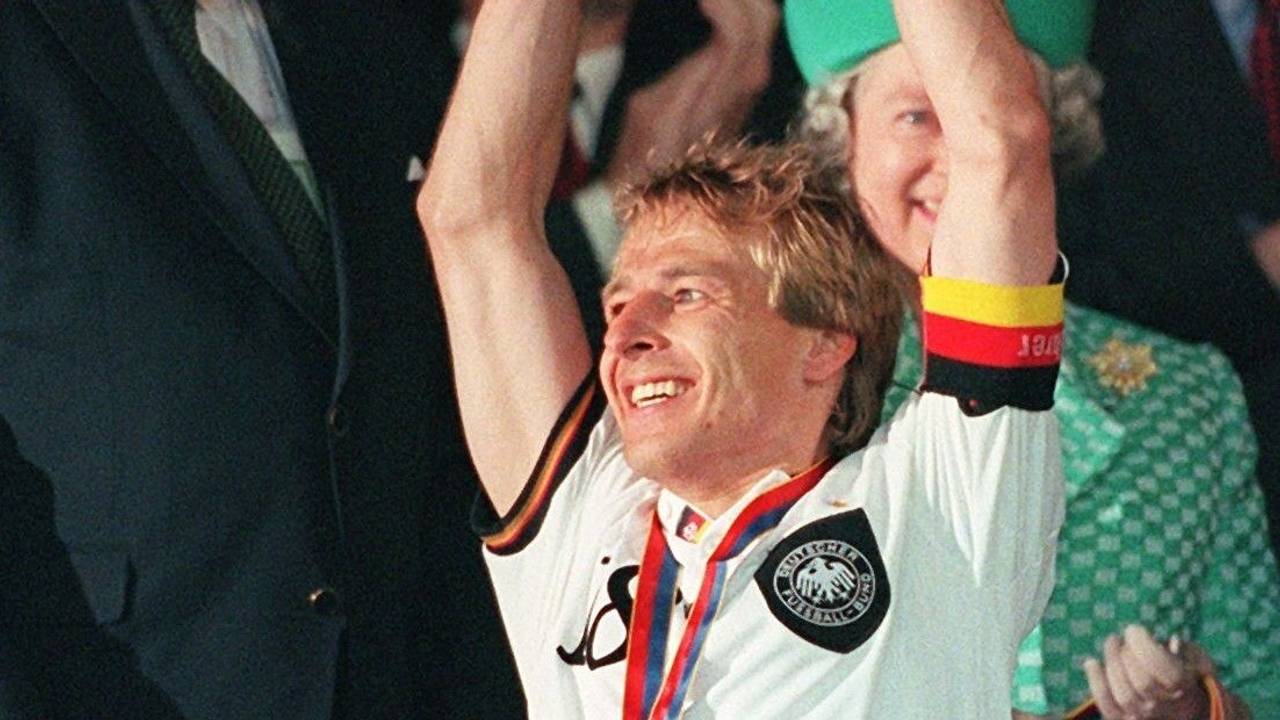 Jürgen Klinsmann streckt am 30. Juni 1996 im Wembley-Stadion vor Queen Elizabeth II. den EM-Pokal nach oben. Was machen unsere EM-Helden heute?