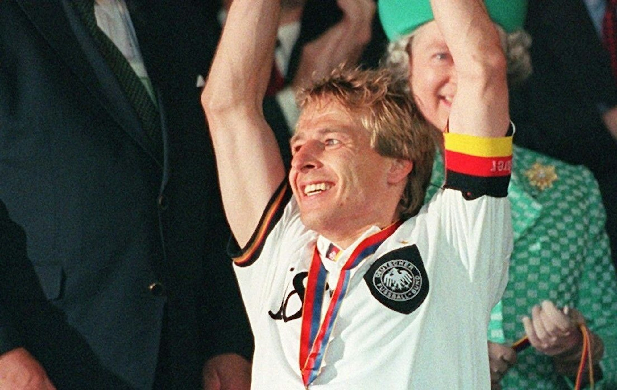 Jürgen Klinsmann streckt am 30. Juni 1996 im Wembley-Stadion vor Queen Elizabeth II. den EM-Pokal nach oben. Was machen unsere EM-Helden heute?