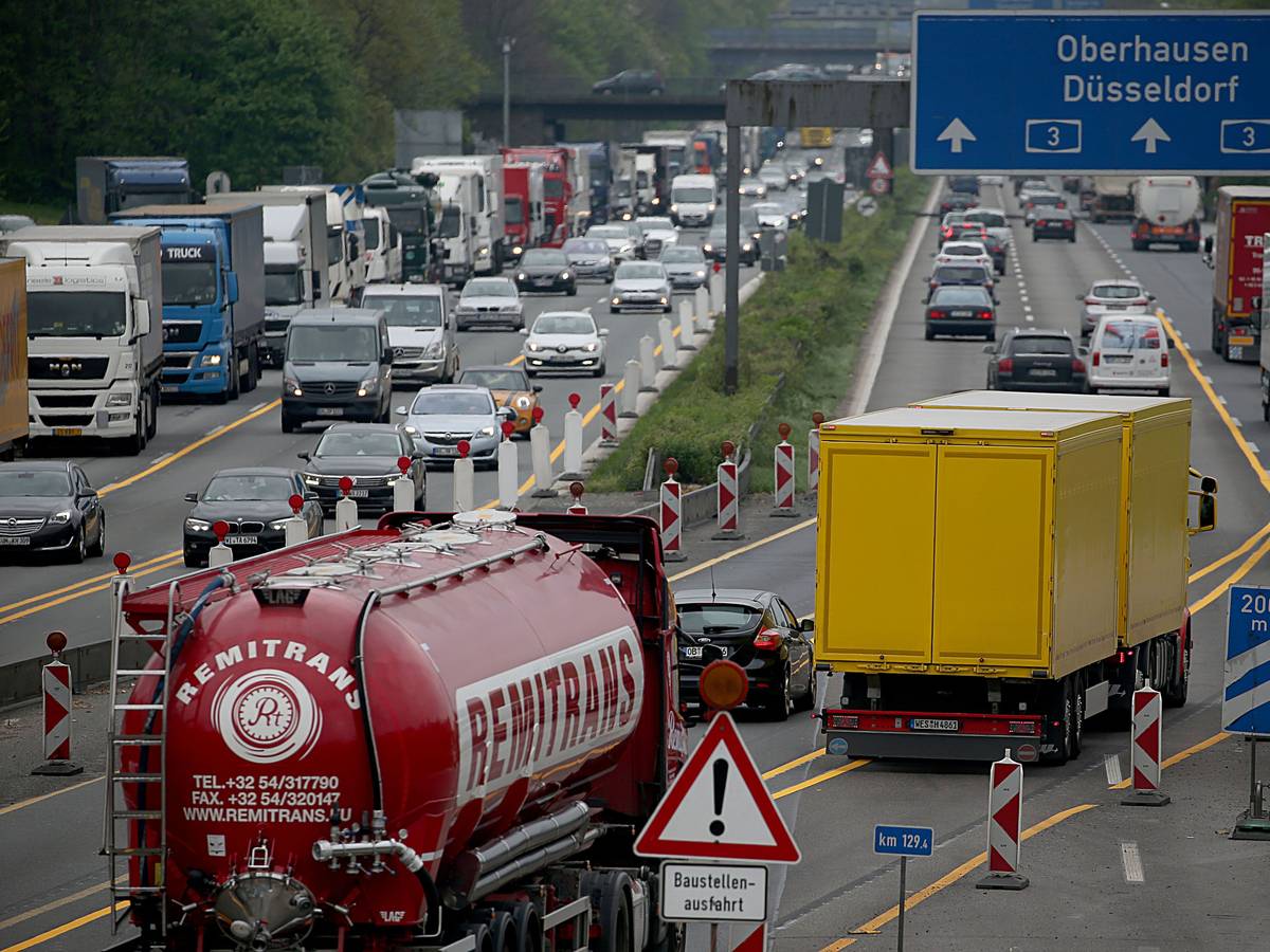 Kraftfahrzeuge stehen am 10.04.2017 in Köln (Nordrhein-Westfalen) auf der A3 auf dem Kölner Ring an einer Baustelle im Stau.