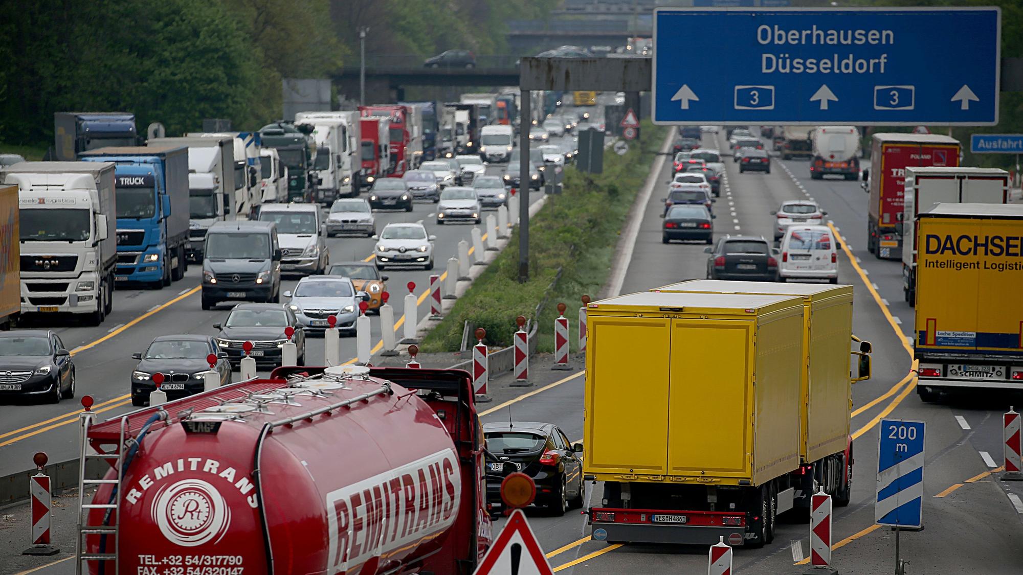 Kraftfahrzeuge stehen am 10.04.2017 in Köln (Nordrhein-Westfalen) auf der A3 auf dem Kölner Ring an einer Baustelle im Stau.