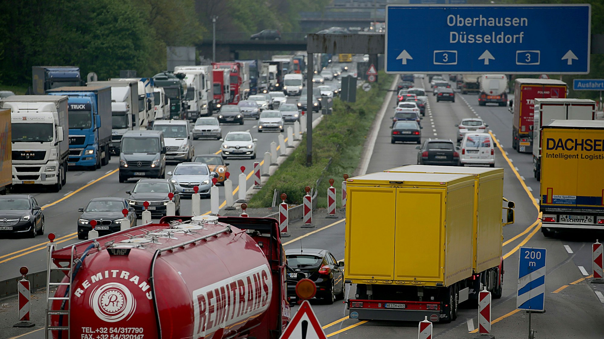 Kraftfahrzeuge stehen am 10.04.2017 in Köln (Nordrhein-Westfalen) auf der A3 auf dem Kölner Ring an einer Baustelle im Stau.