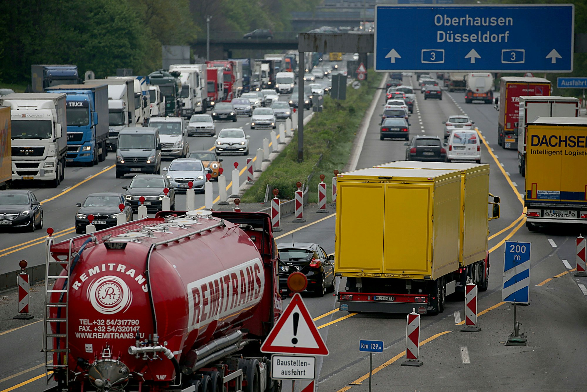 Fahrzeuge auf der A3 bei Köln stehen im Baustellenstau.