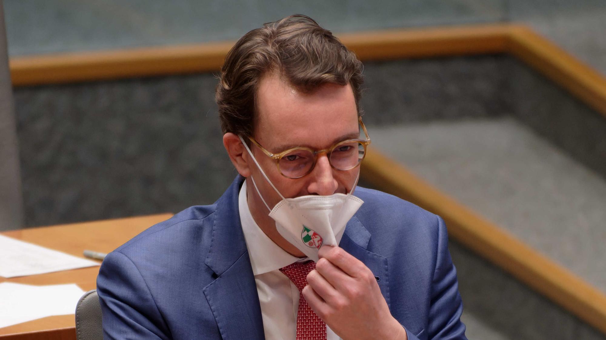 Hendrik Wüst (CDU), Ministerpräsident des Landes Nordrhein-Westfalen, sitzt im Landtags von Nordrhein-Westfalen während der parlamentarischen Beratung des Landeshaushalts 2022 in der Regierungsbank.