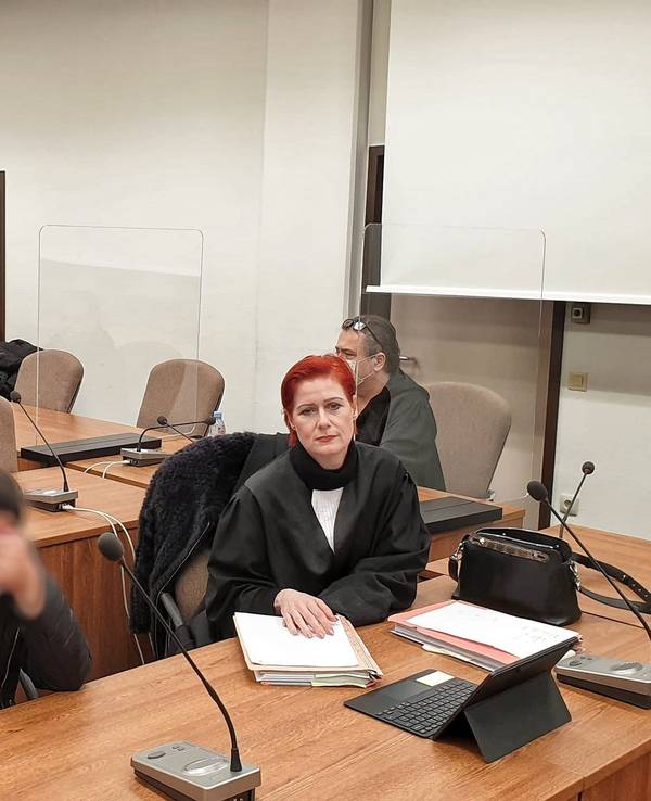 Köln Gericht: Angeklagte mit Verteidigerin Petra Eßer im Gerichtssaal.