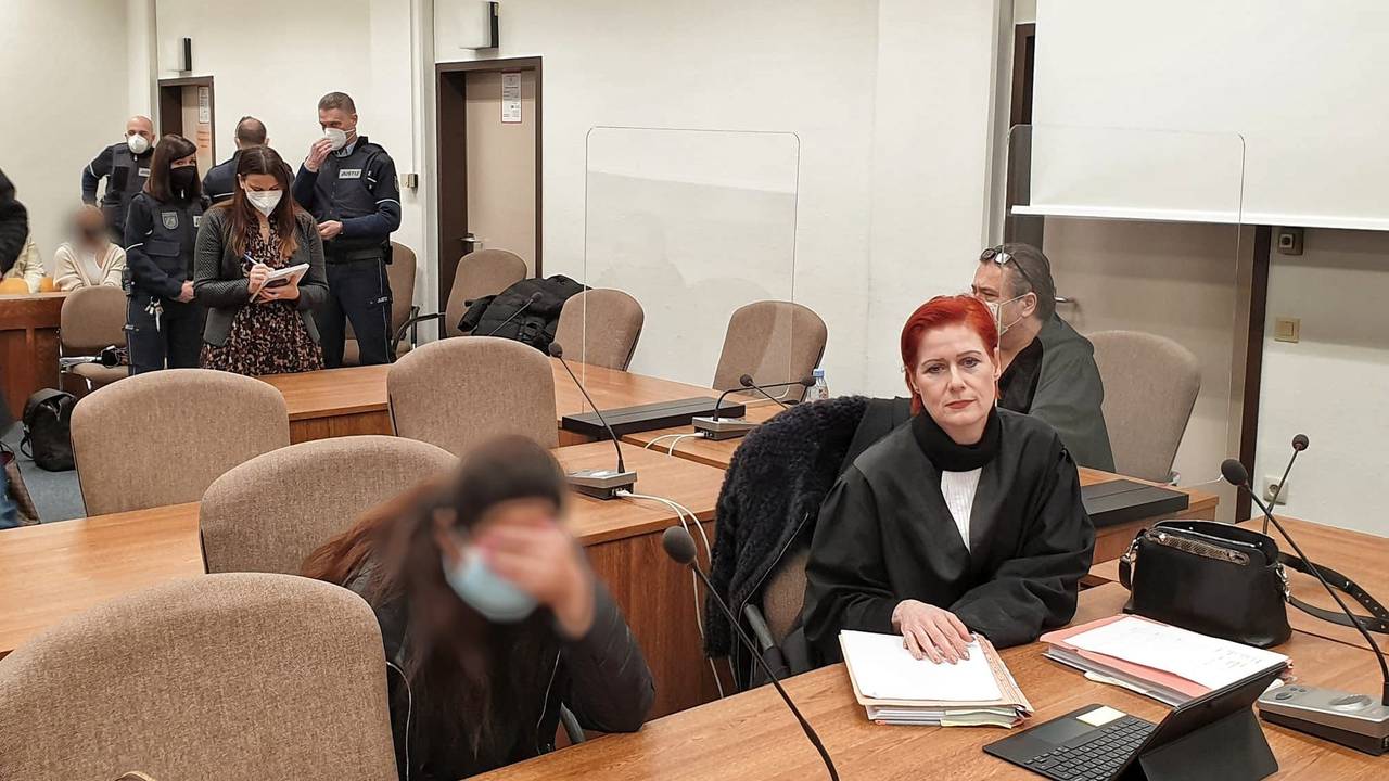 Köln Gericht: Angeklagte mit Verteidigerin Petra Eßer im Gerichtssaal.
