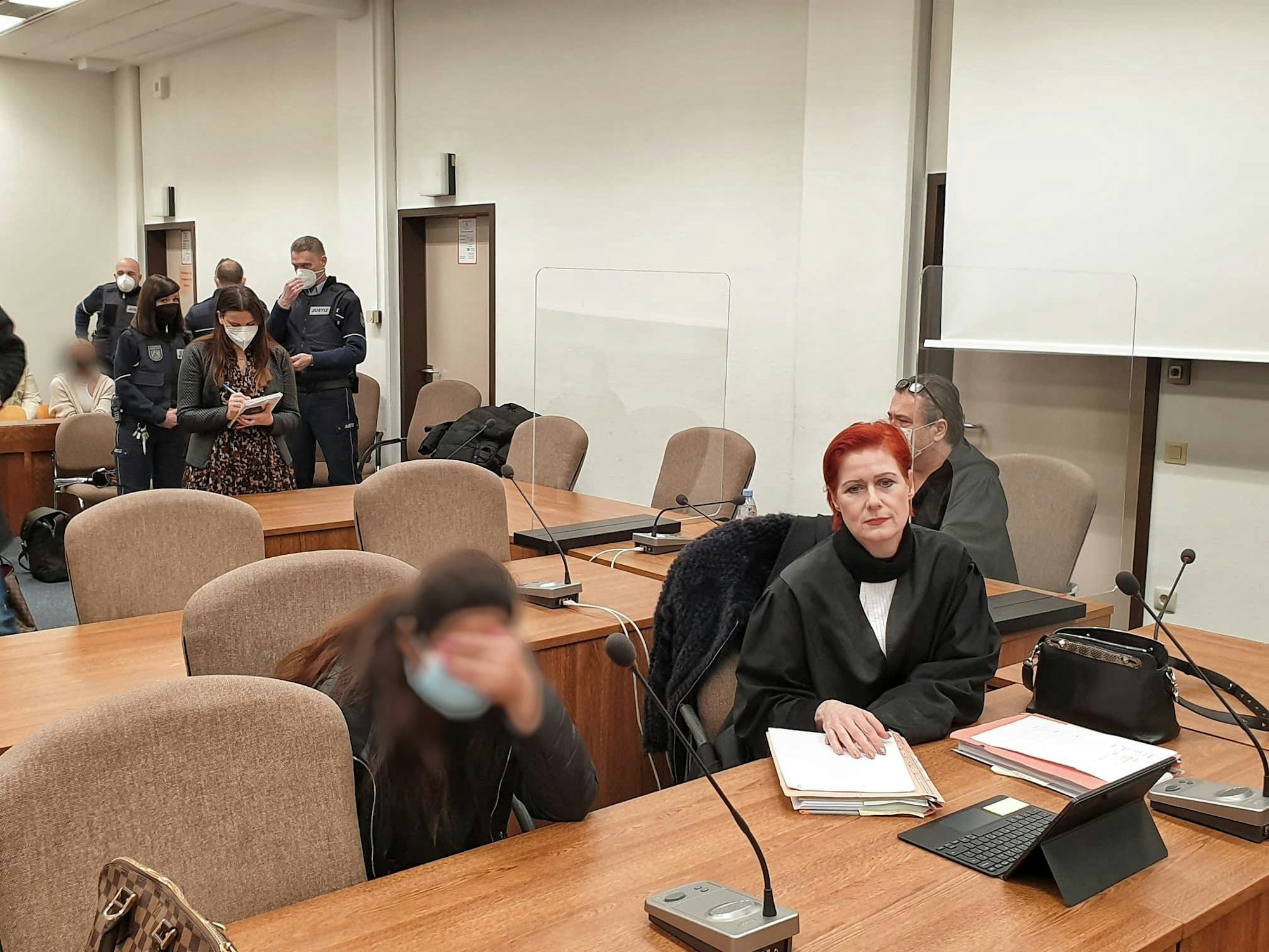 Köln Gericht: Angeklagte mit Verteidigerin Petra Eßer im Gerichtssaal.