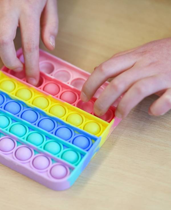 Hype um das Trendspielzeug Pop-Its: In dieser Grundschule in Bielefeld werden die Gummi-Plopper sogar im Unterricht eingesetzt. Doch wie sinnvoll ist das Spielzeug wirklich für Kinder?