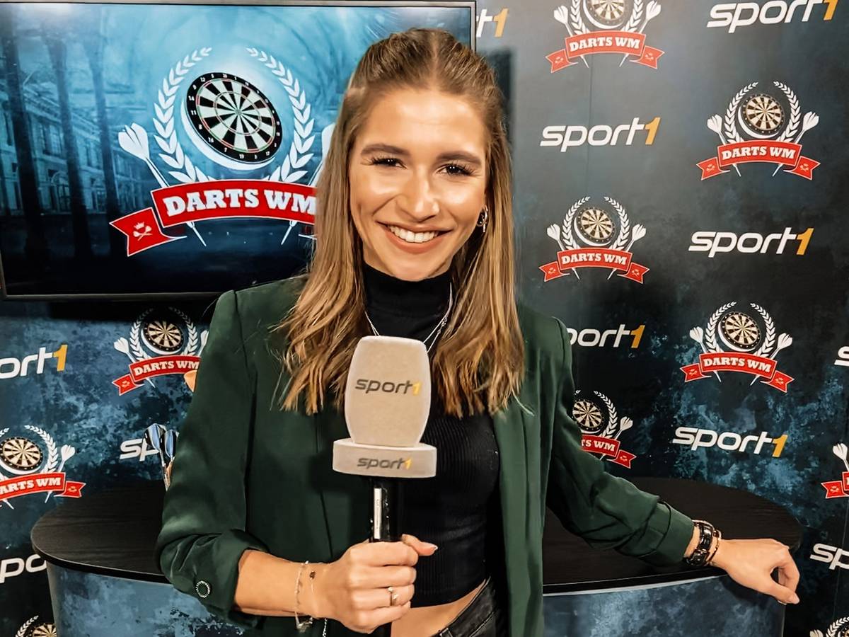 Jana Wosnitza am Mikrofon bei der Darts-WM
