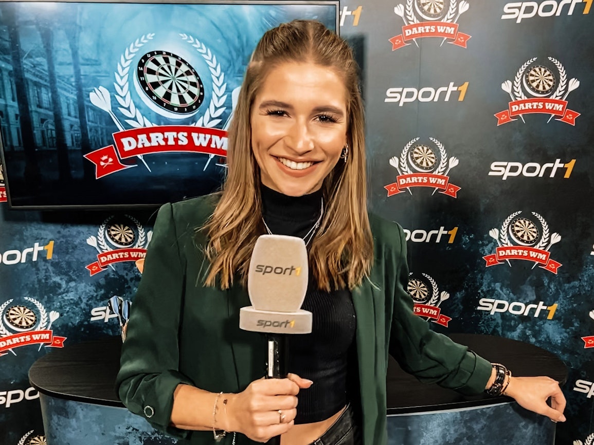 Jana Wosnitza am Mikrofon bei der Darts-WM