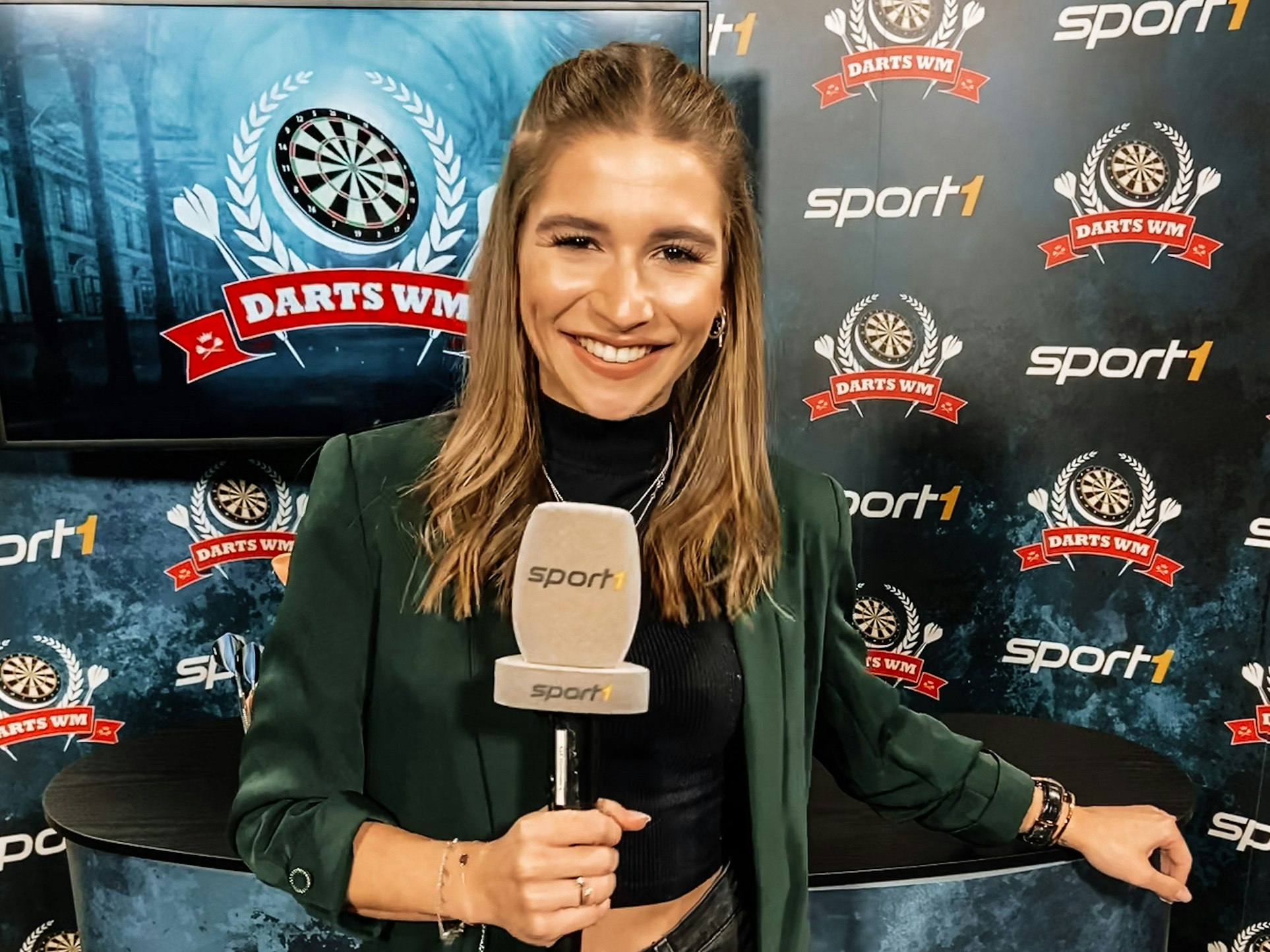 Jana Wosnitza am Mikrofon bei der Darts-WM