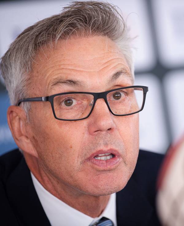 Gordon Herbert sitzt bei einer Pressekonferenz am Rednerpult.