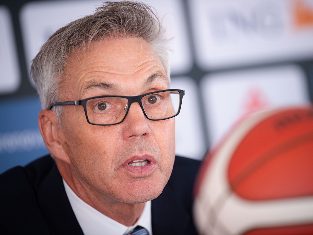 Gordon Herbert sitzt bei einer Pressekonferenz am Rednerpult.