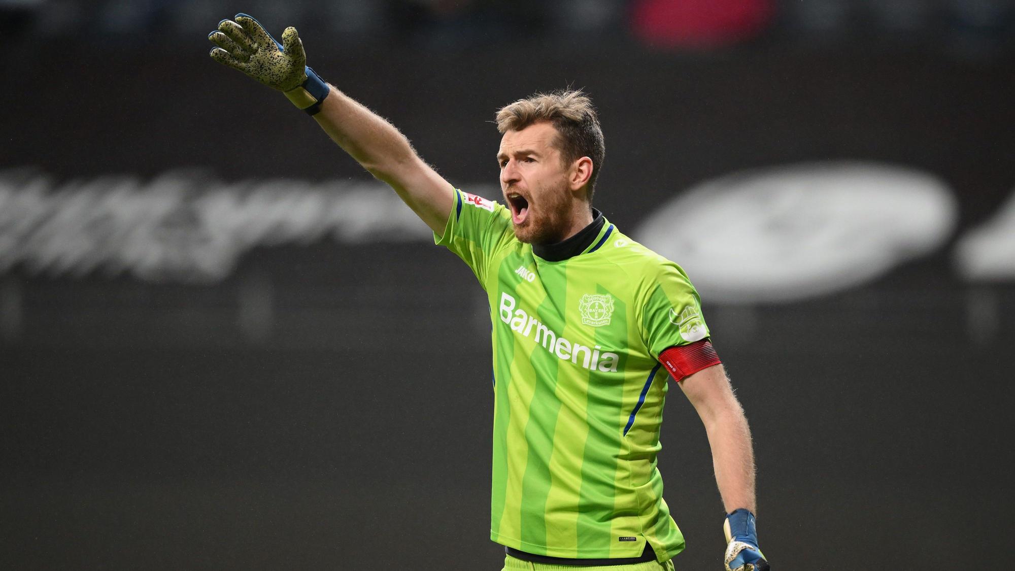 Lukas Hradecky brüllt im Spiel von Bayer Leverkusen über den Platz.