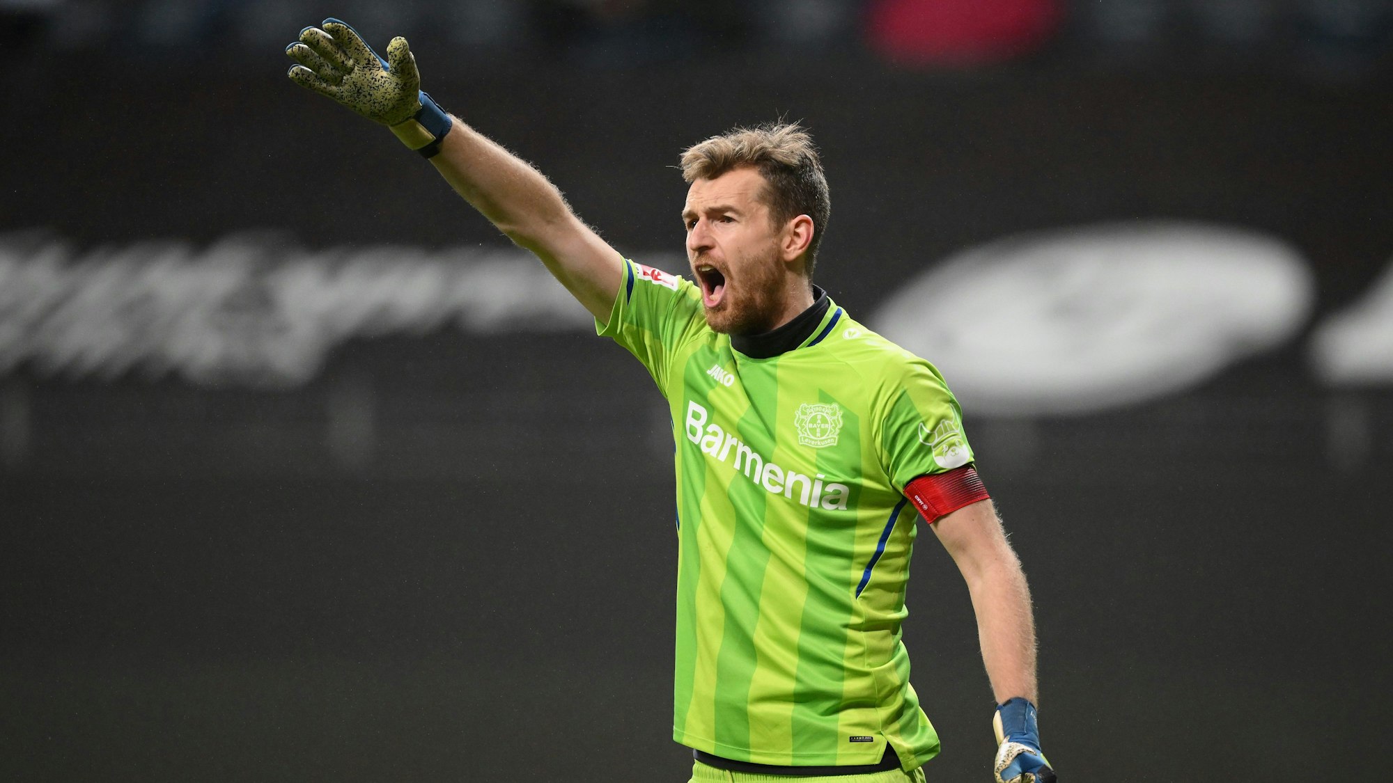 Lukas Hradecky brüllt im Spiel von Bayer Leverkusen über den Platz.