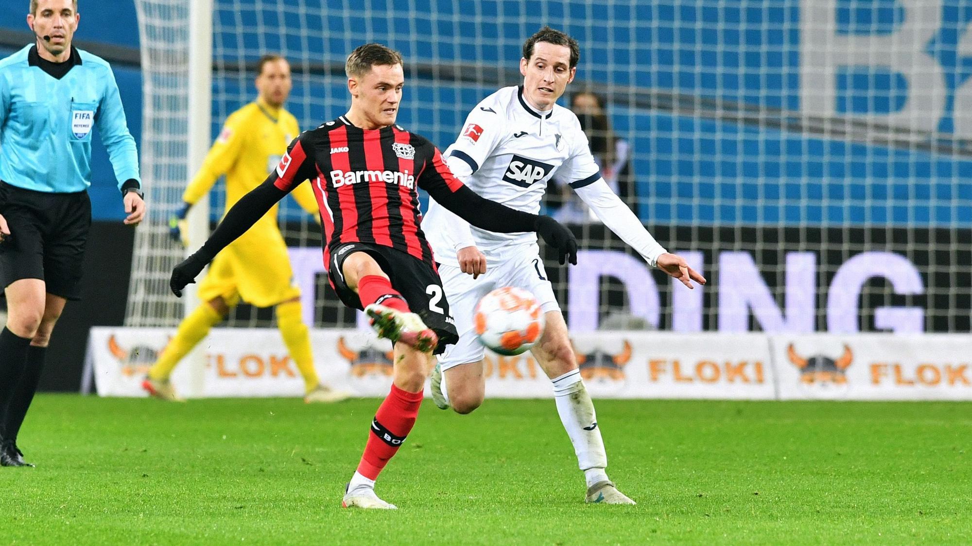 Sebastian Rudy spielt den Ball im Spiel von Bayer Leverkusen