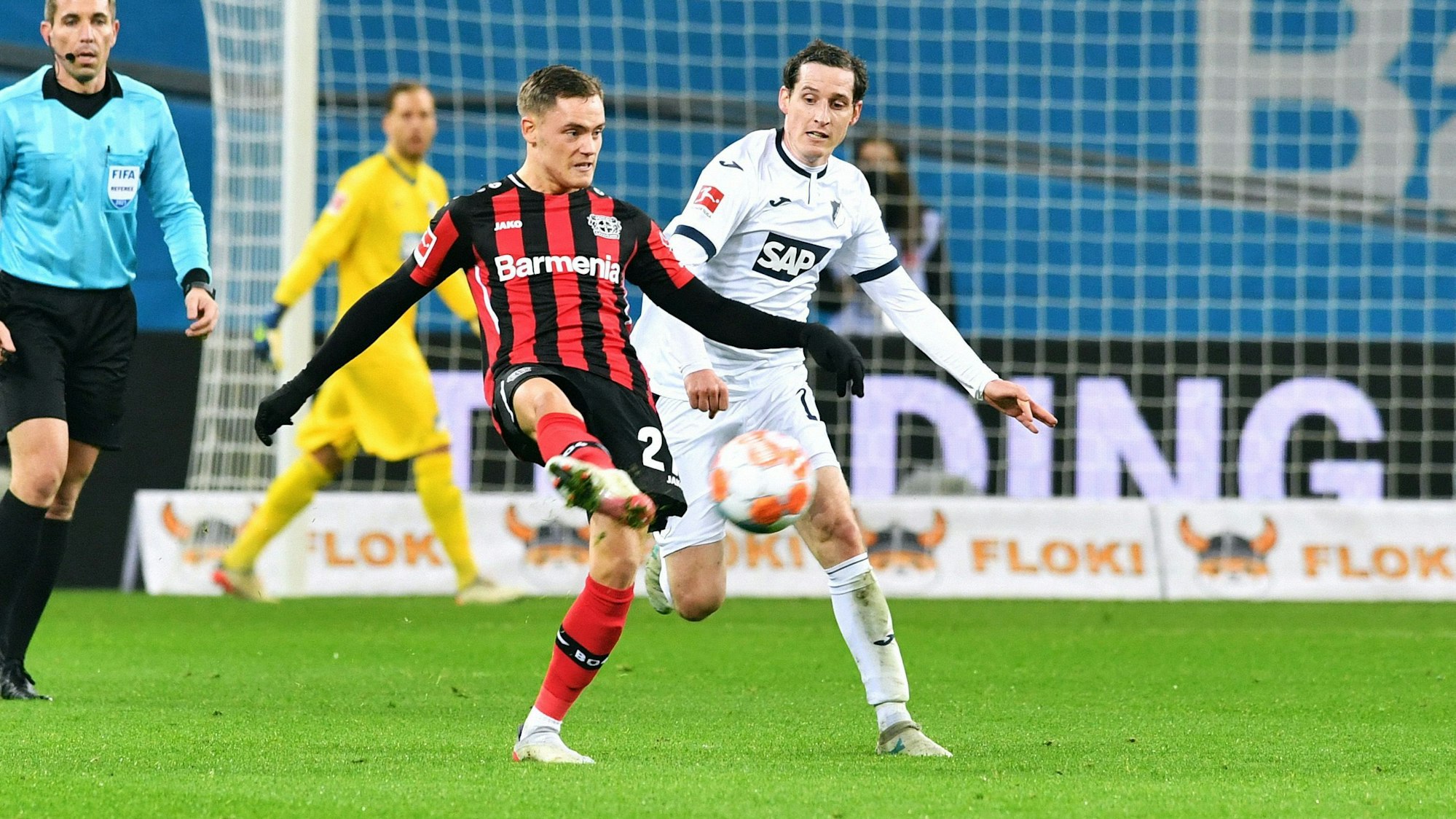 Sebastian Rudy spielt den Ball im Spiel von Bayer Leverkusen