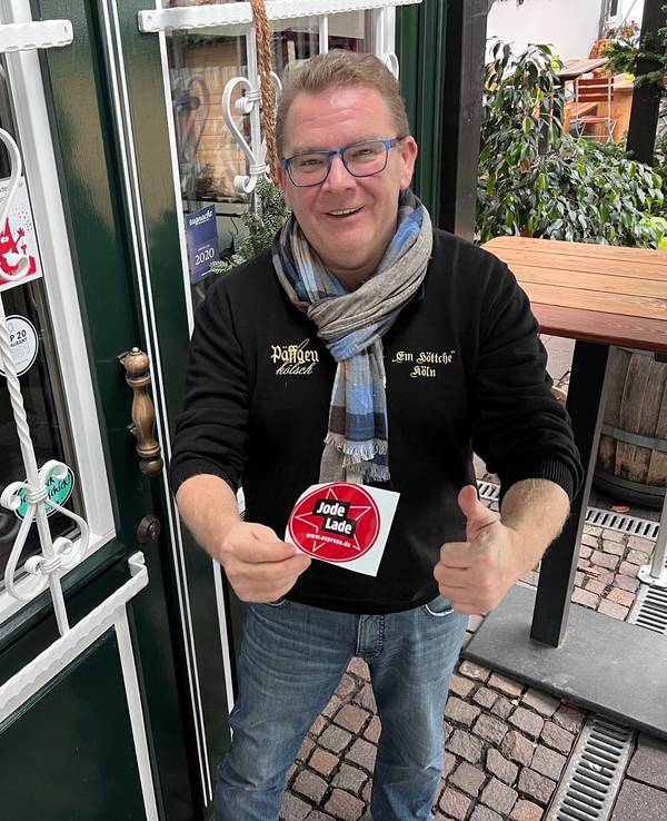 Inhaber Dirk Kleber am 14. Dezember 2021 vor dem "Höttche" in Dellbrück.