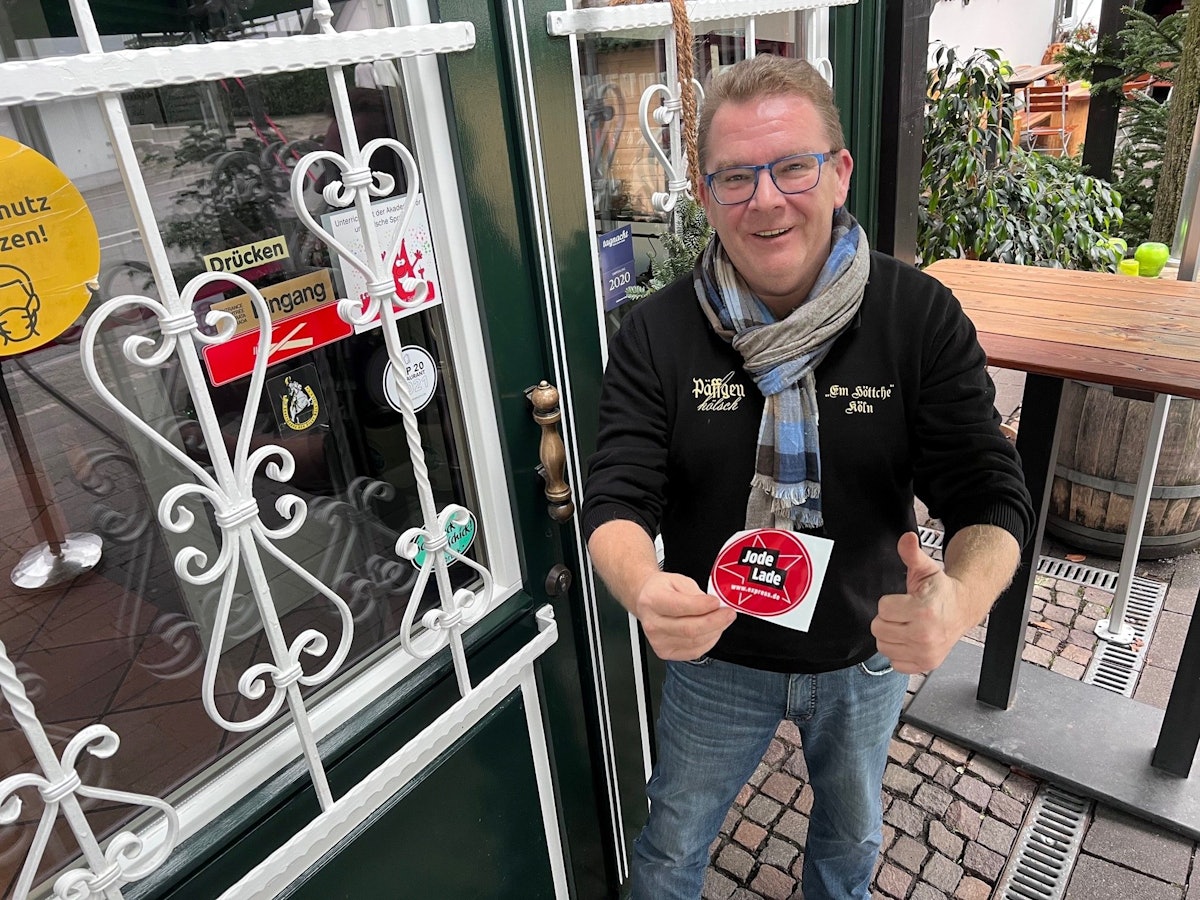 Inhaber Dirk Kleber am 14. Dezember 2021 vor dem "Höttche" in Dellbrück.