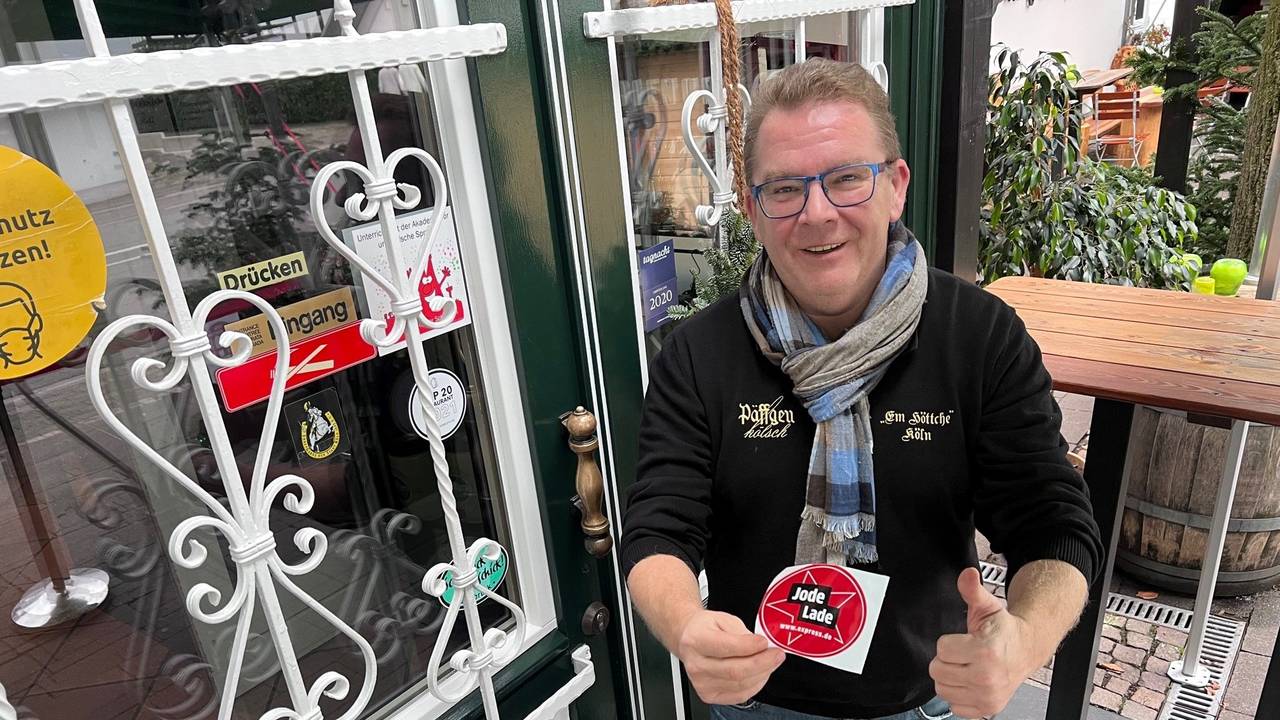 Inhaber Dirk Kleber am 14. Dezember 2021 vor dem "Höttche" in Dellbrück.