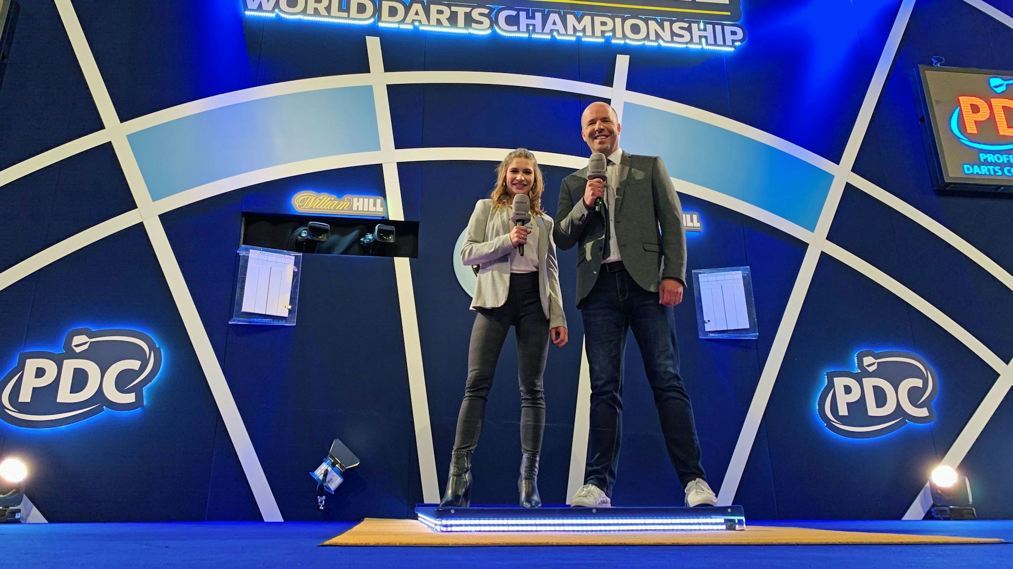 Jana Wosnitza (.) und Hartwig Thöne stehen auf der Bühne