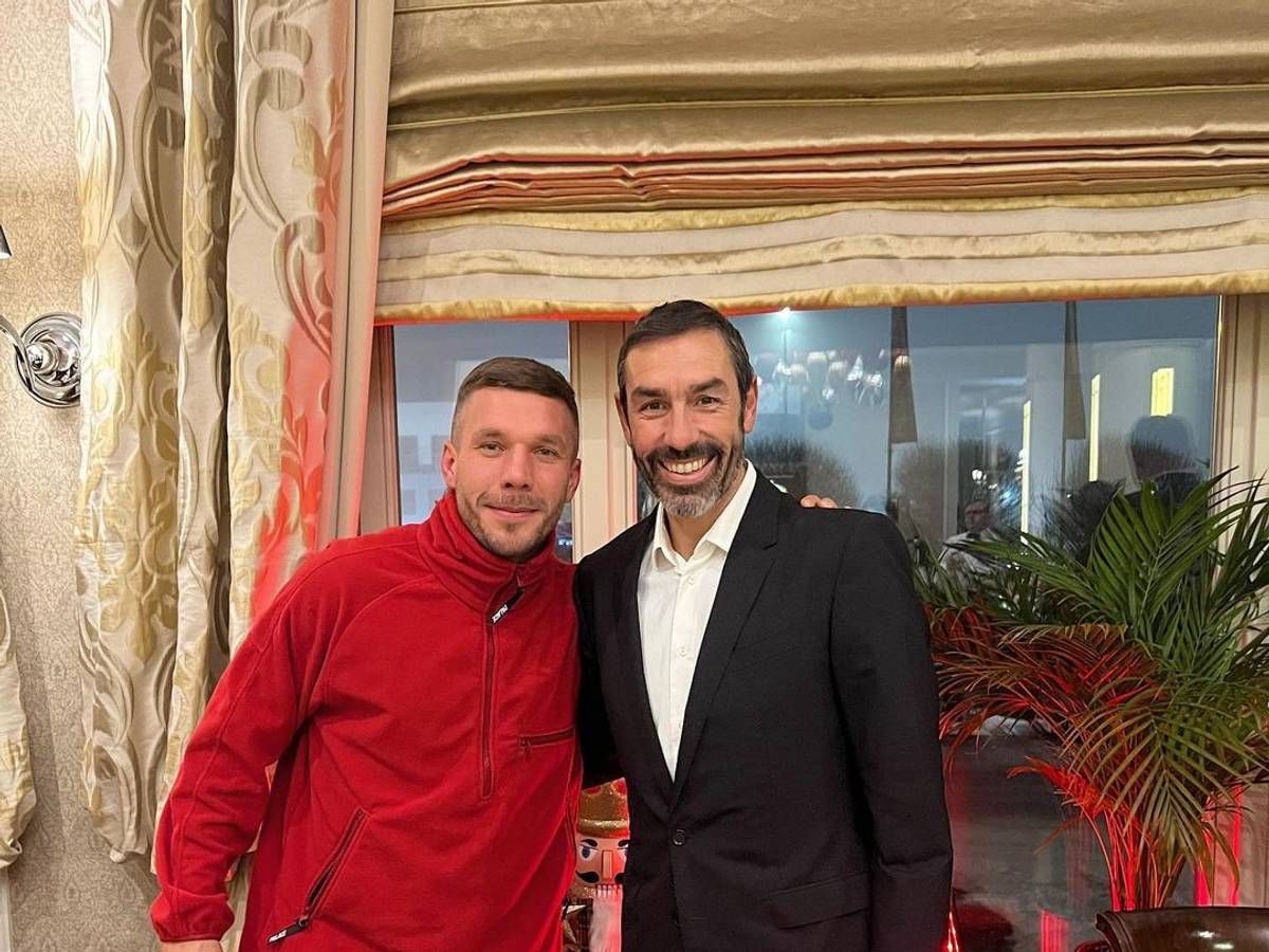 Lukas Podolski mit dem französischen Weltmeister Robert Pires.
