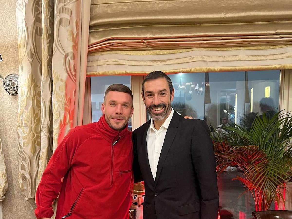 Lukas Podolski mit dem französischen Weltmeister Robert Pires.