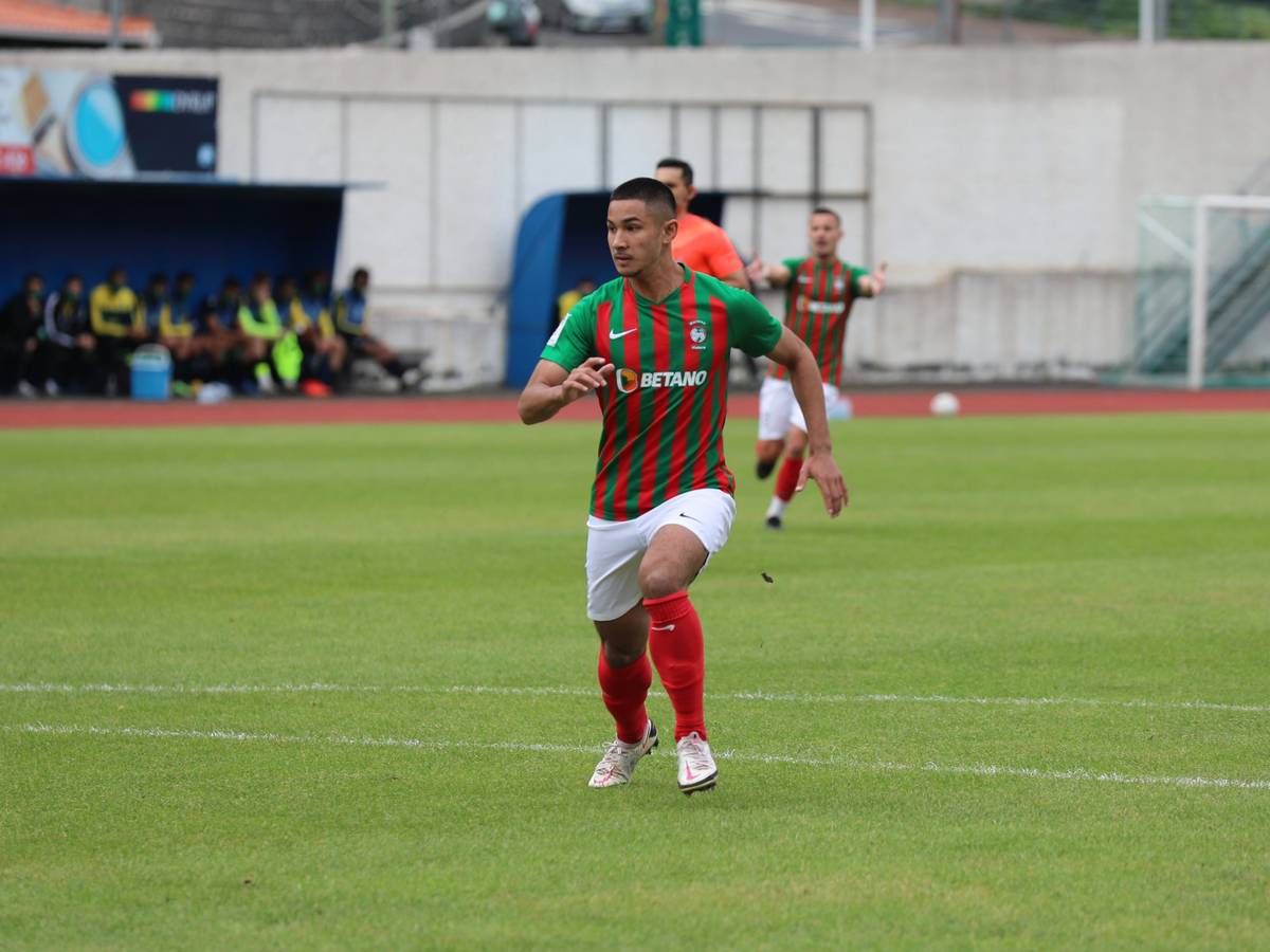 Faiq Bolkiah, der reichste Fußballer der Welt, läuft bei einem Spiel über den Platz.