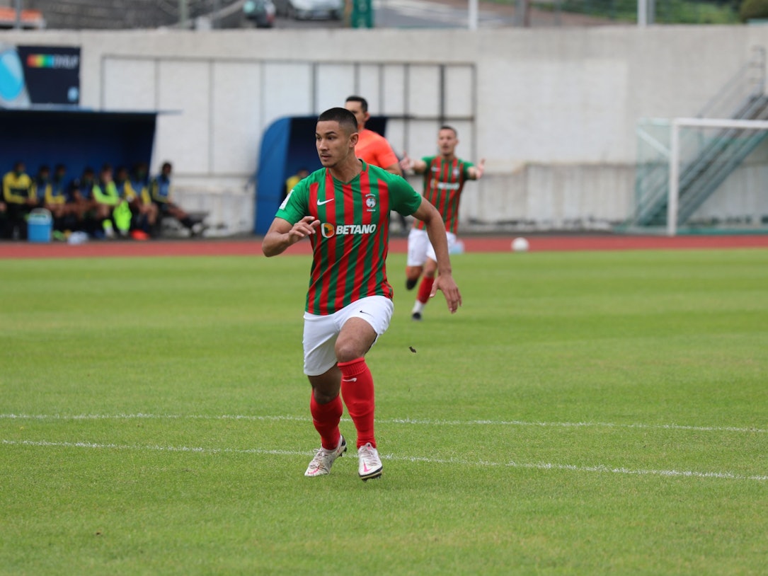 Faiq Bolkiah, der reichste Fußballer der Welt, läuft bei einem Spiel über den Platz.