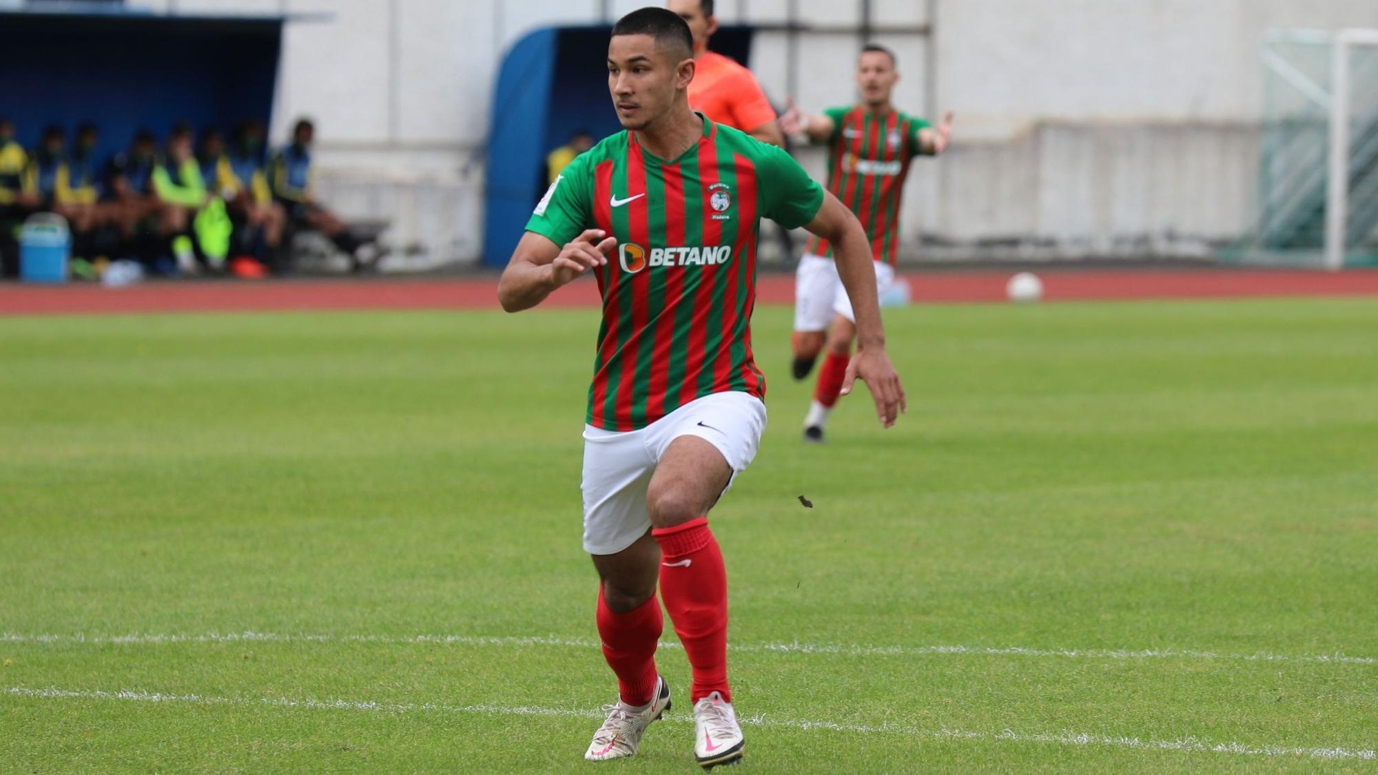 Faiq Bolkiah, der reichste Fußballer der Welt, läuft bei einem Spiel über den Platz.
