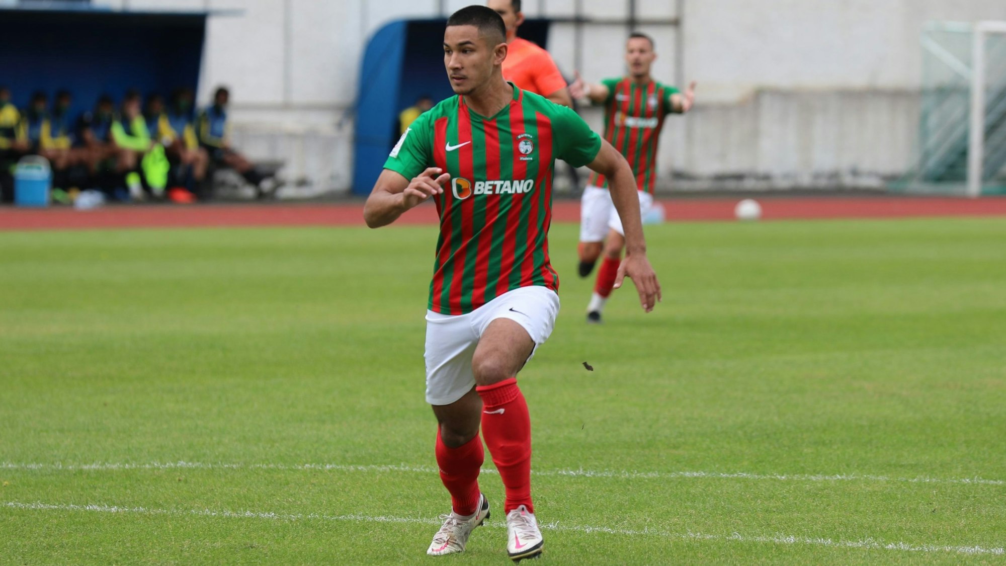 Faiq Bolkiah, der reichste Fußballer der Welt, läuft bei einem Spiel über den Platz.