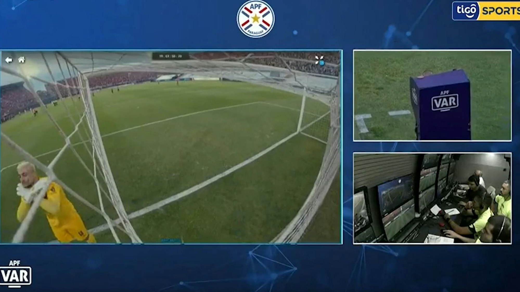 TV-Bild zum VAR-Eingriff beim Platzverweis für Fußball-Torhüter Jean in Paraguay.