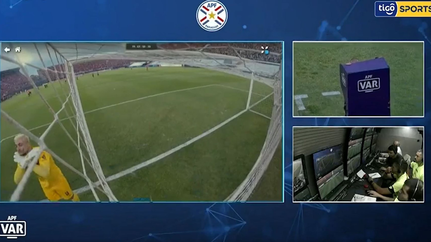 TV-Bild zum VAR-Eingriff beim Platzverweis für Fußball-Torhüter Jean in Paraguay.