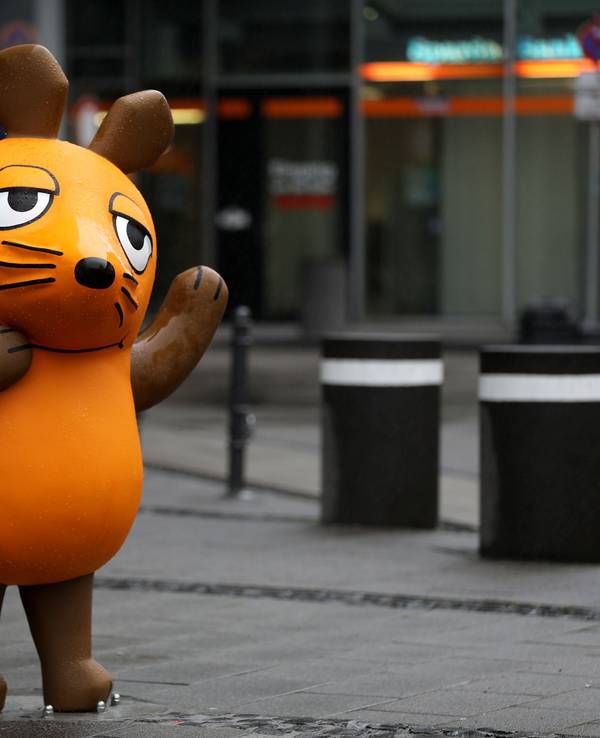 Eine Figur der Maus steht vor dem WDR-Gebäude in Köln.