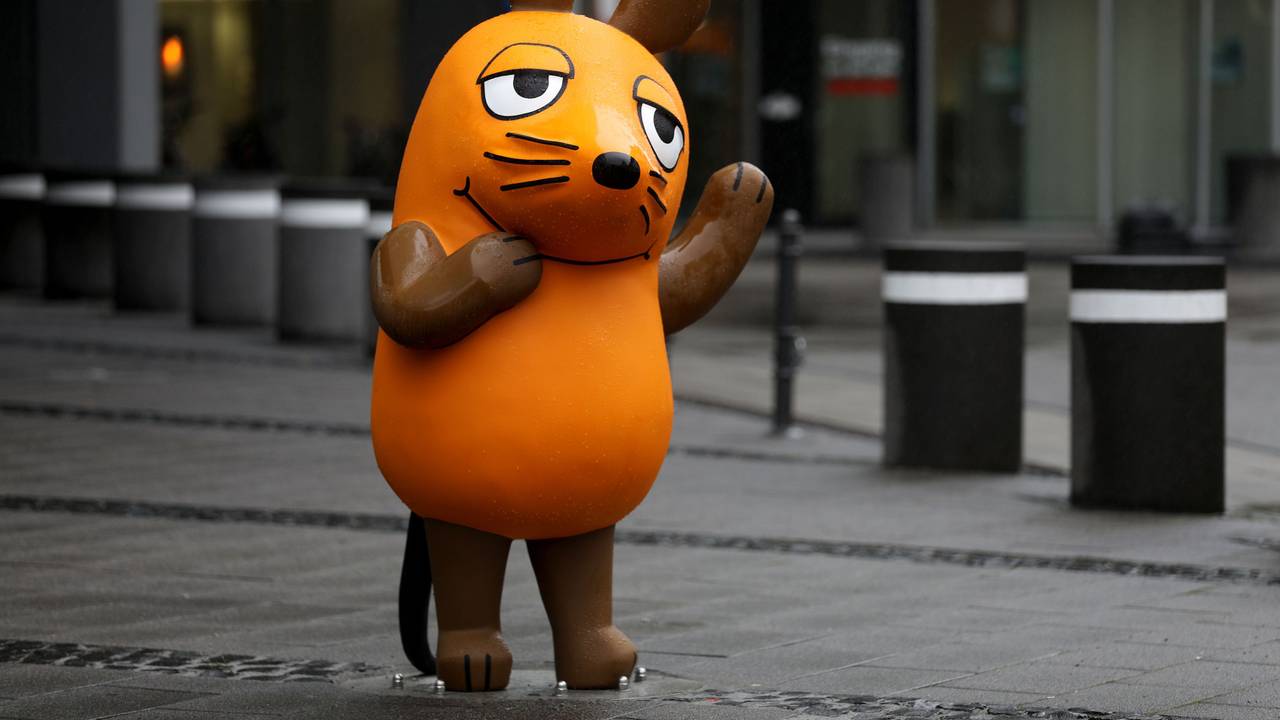 Eine Figur der Maus steht vor dem WDR-Gebäude in Köln.