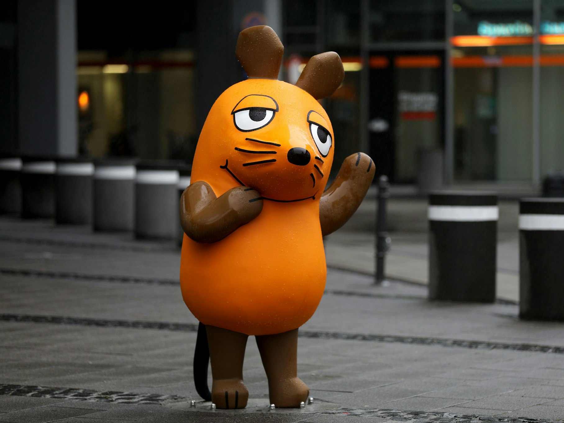 Eine Figur der Maus steht vor dem WDR-Gebäude in Köln.