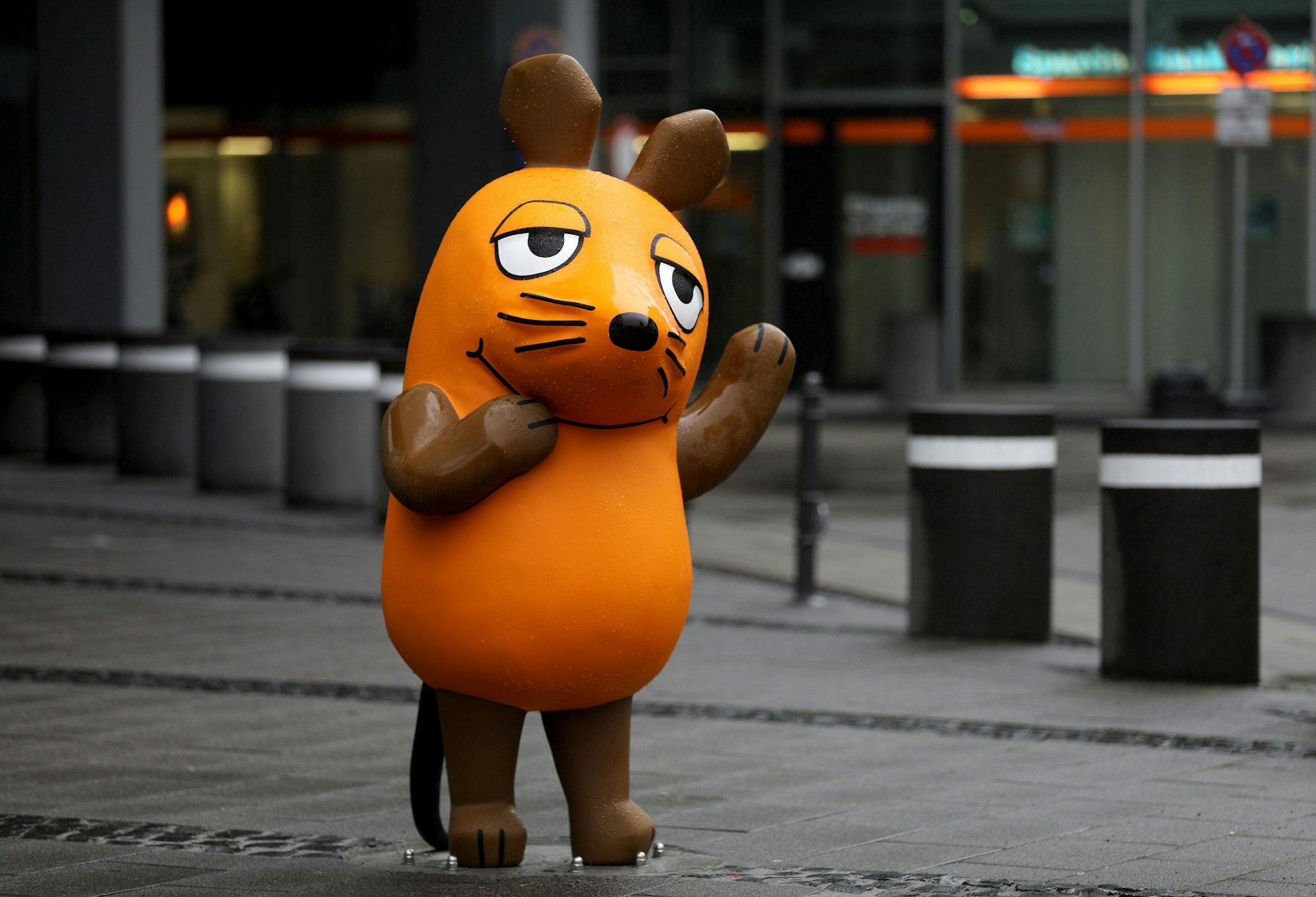 Ein Figur der Maus steht vor dem WDR in Köln.