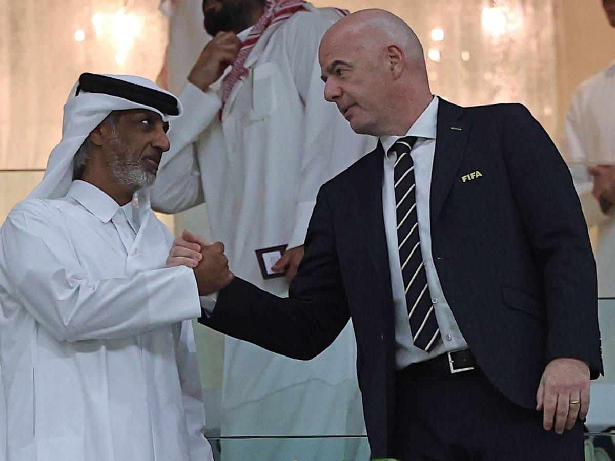 FIFA-Boss Gianni Infantino (r) und Katars Fußball-Boss Sheikh Hamad Bin Khalifa Bin Ahmed Al-Thani.