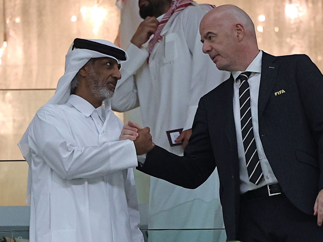 FIFA-Boss Gianni Infantino (r) und Katars Fußball-Boss Sheikh Hamad Bin Khalifa Bin Ahmed Al-Thani.