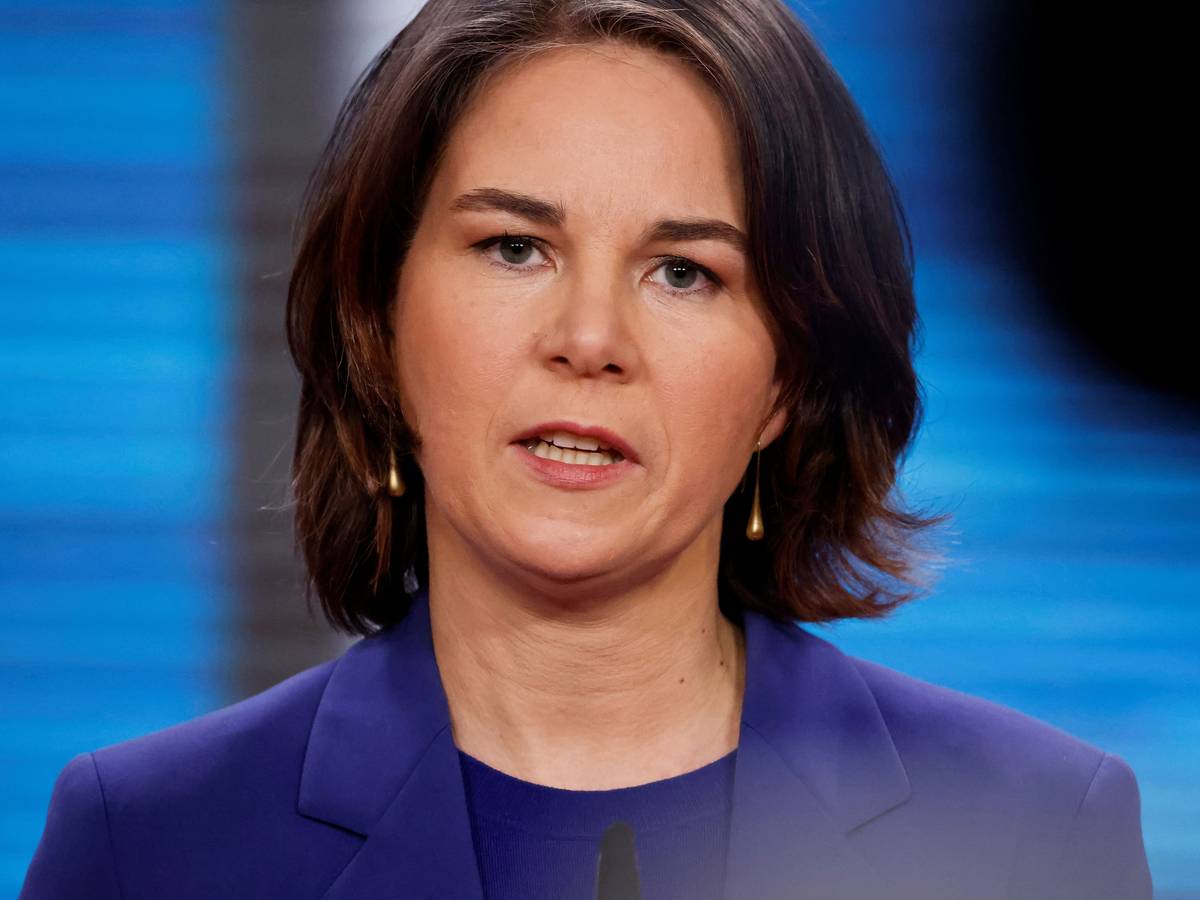 Annalena Baerbock gibt ein Statement ab und spricht in die Kamera.