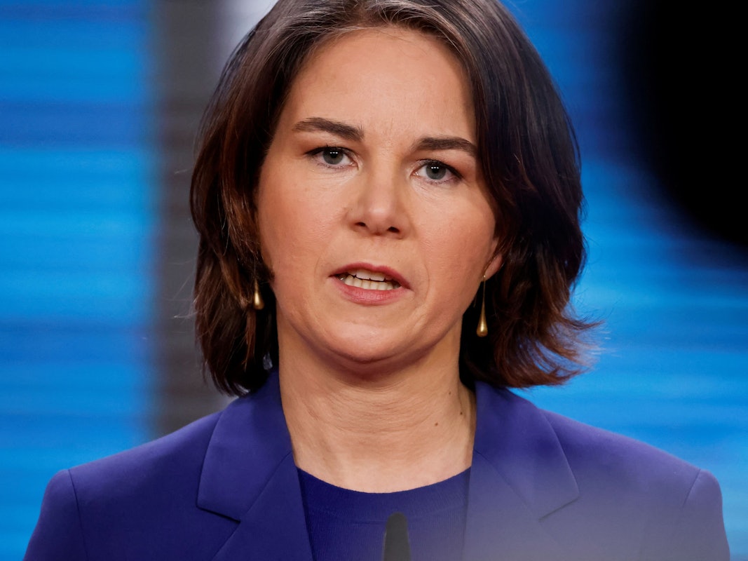 Annalena Baerbock gibt ein Statement ab und spricht in die Kamera.