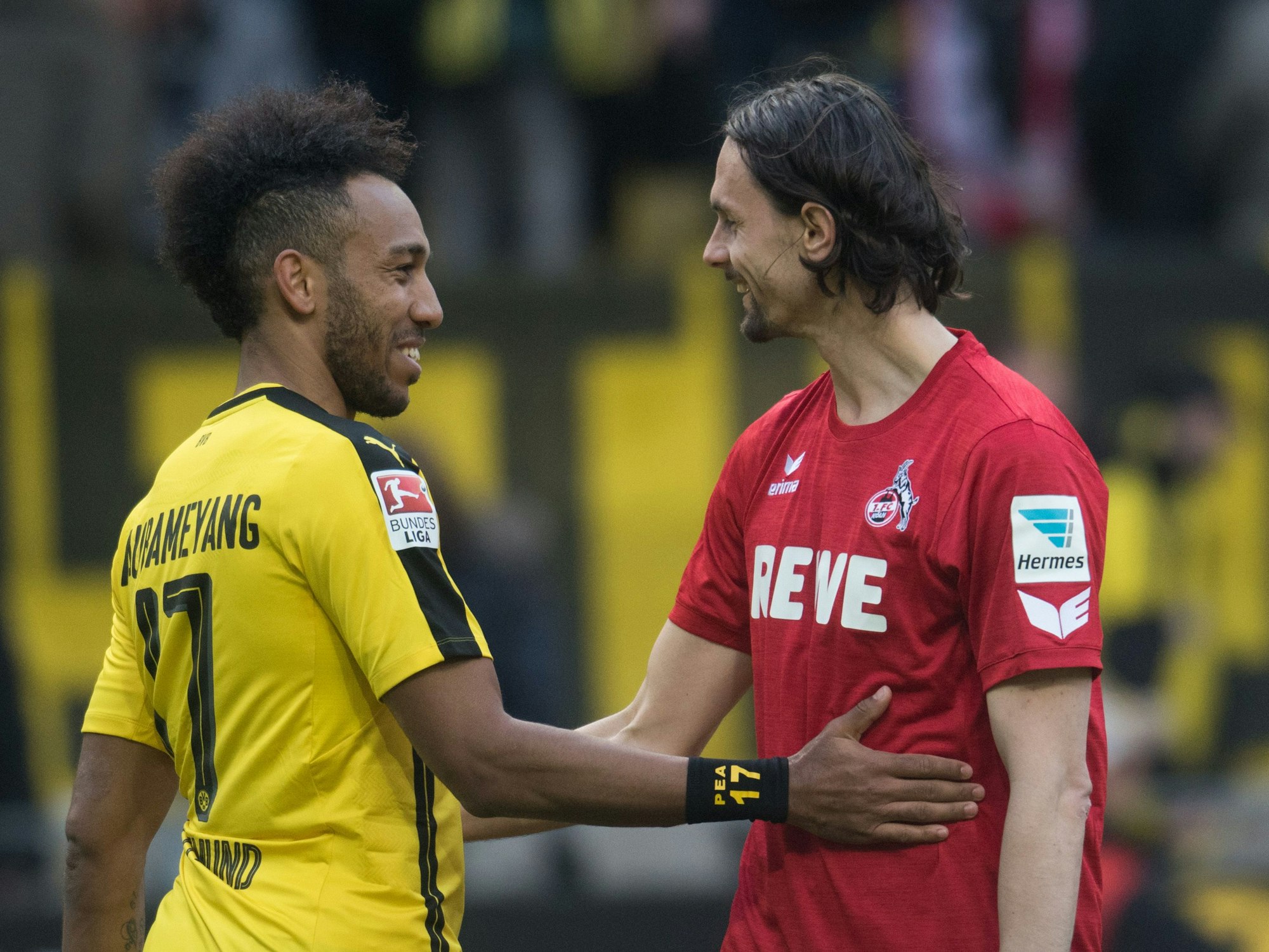 Borussia Dortmund gegen den 1. FC Köln: Es gibt nicht nur Rivalität in der Bundesliga, insbesondere unter Fans. Unser Archivbild zeigt Pierre-Emerick Aubameyang (links im BVB-Trikot) und Neven Subotic im Frühjahr 2017.