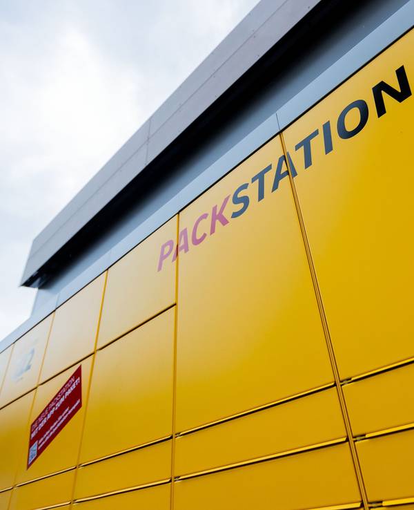 Blick auf eine Packstation von Deutsche Post DHL.