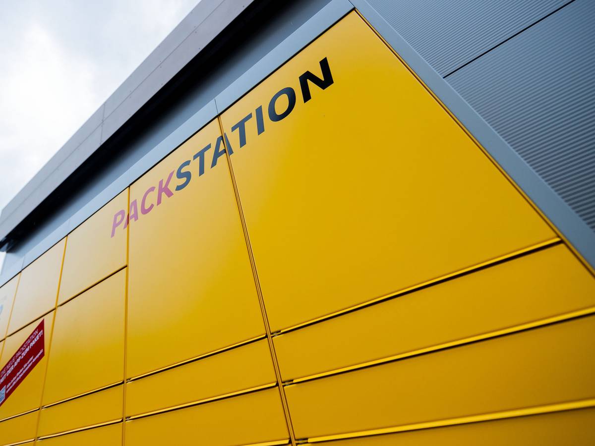 Blick auf eine Packstation von Deutsche Post DHL.