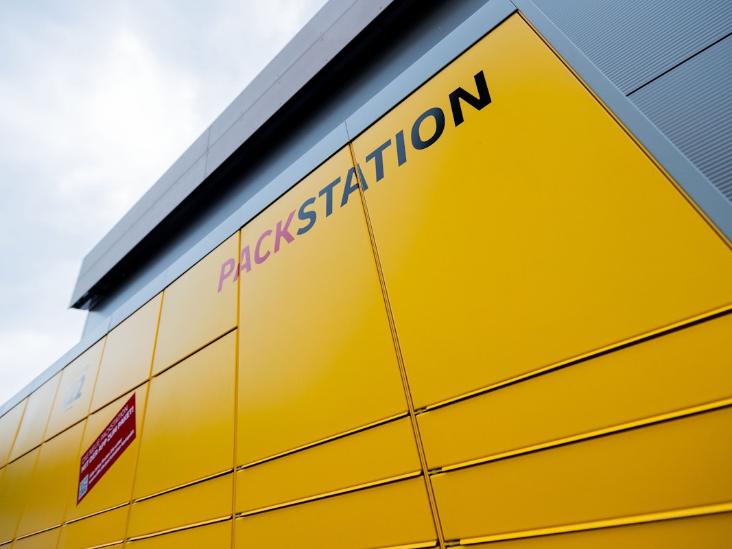 Blick auf eine Packstation von Deutsche Post DHL.