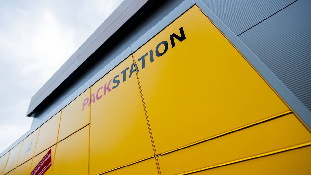 Blick auf eine Packstation von Deutsche Post DHL.