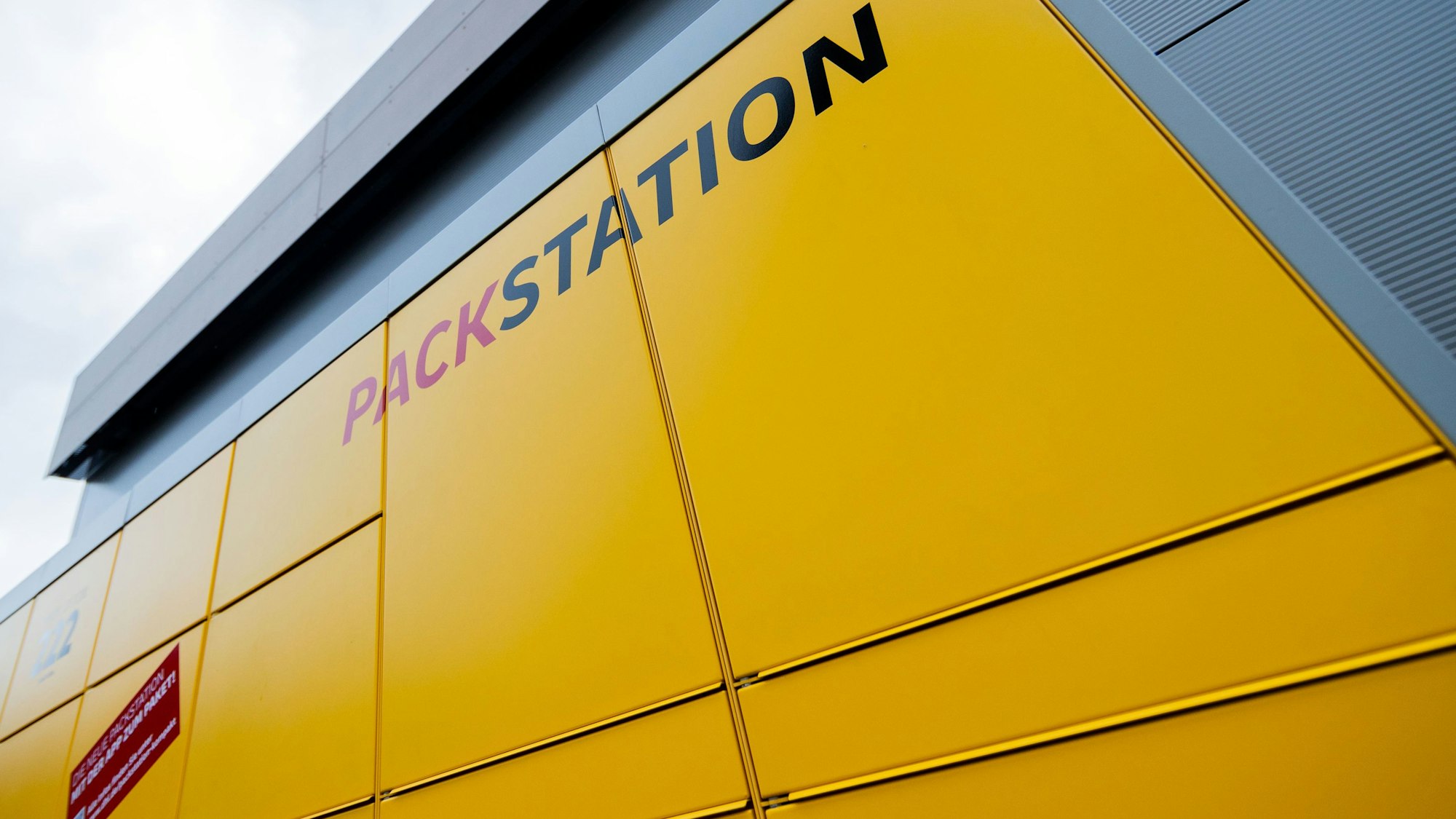 Blick auf eine Packstation von Deutsche Post DHL.