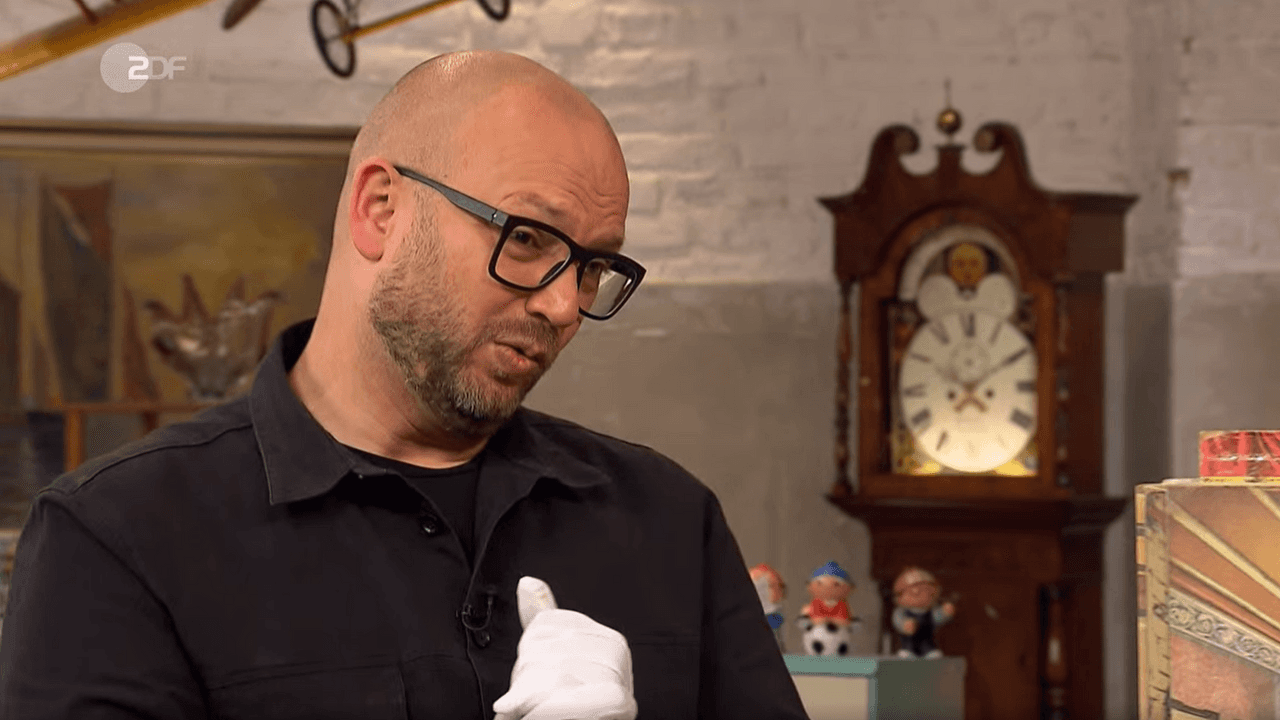 „Bares für Rares“-Experte Sven Deutschmanek kann nicht glauben, was ein Kandidat für sein Spielzeug haben will.