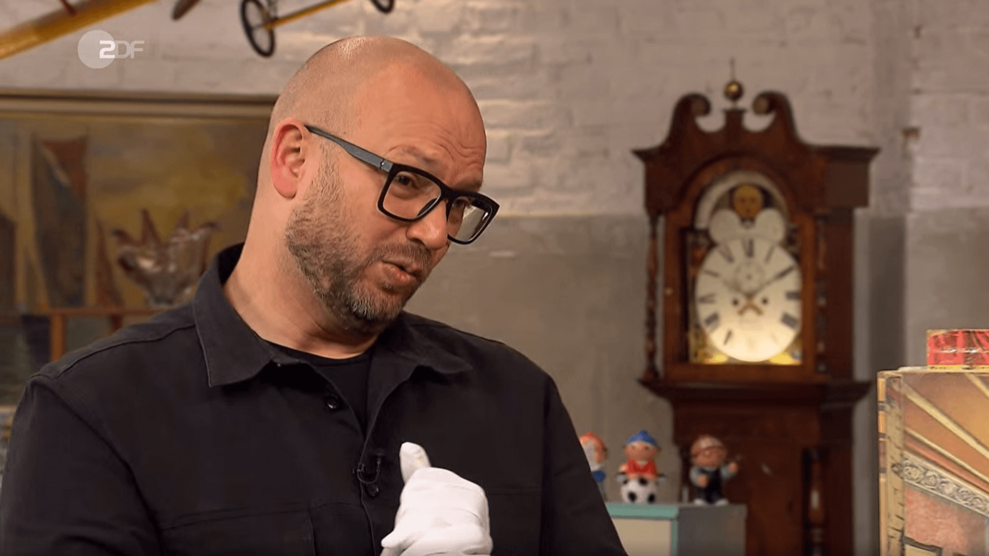 „Bares für Rares“-Experte Sven Deutschmanek kann nicht glauben, was ein Kandidat für sein Spielzeug haben will.