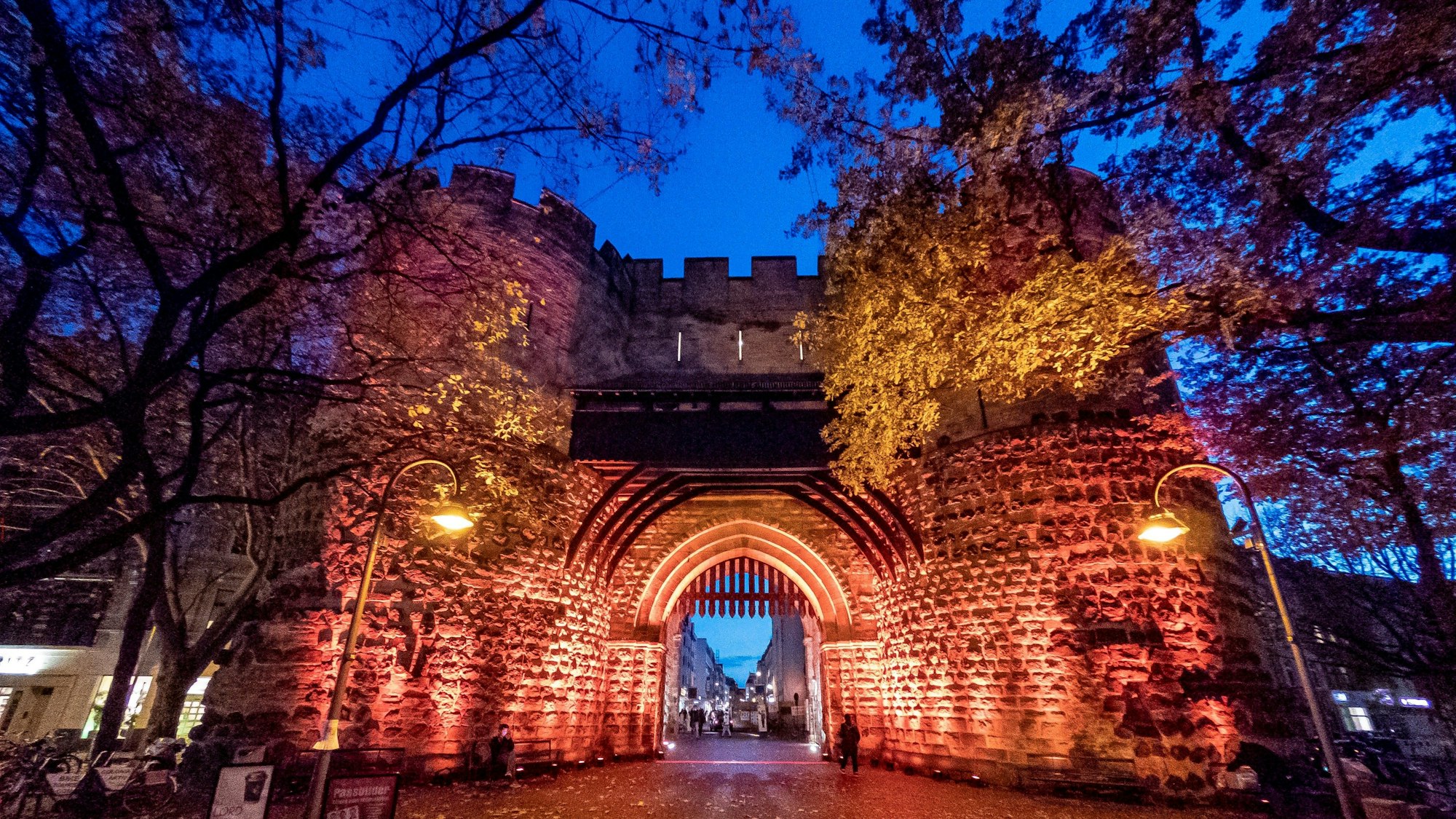 Das Eigelsteintor zentral auf dem Symbolbild