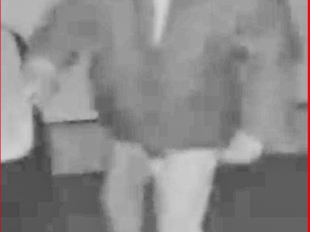 Ein Mann hat die Kapuze seiner Jacke aufgesetzt.